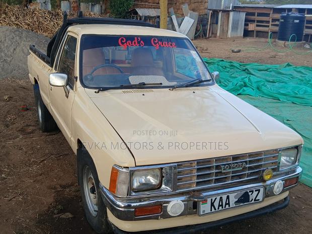 Toyota Hilux 1998 Yellow