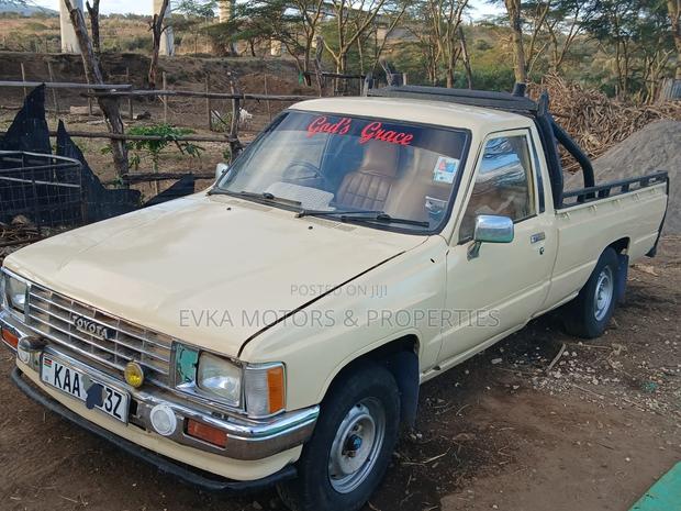 Toyota Hilux 1998 Yellow