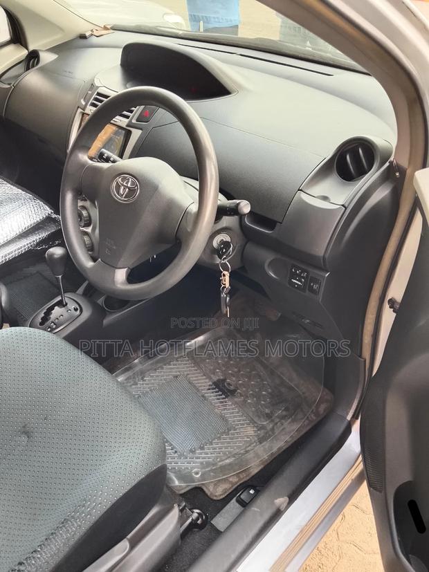 Toyota Vitz 2007 Silver