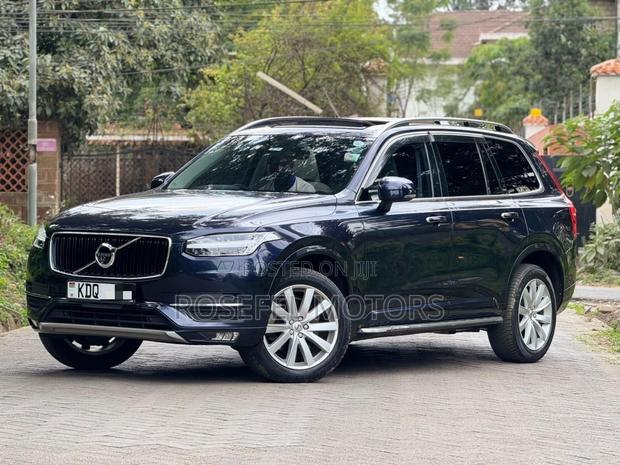 Volvo XC90 T5 Momentum AWD 2019 Blue
