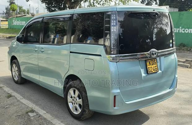 Toyota Voxy X 2WD 8-Seater 2017 Blue