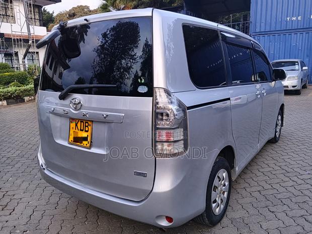 Toyota Voxy V 2WD 7-Seater 2013 Silver