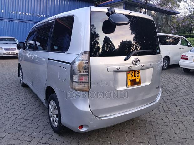 Toyota Voxy V 2WD 7-Seater 2013 Silver