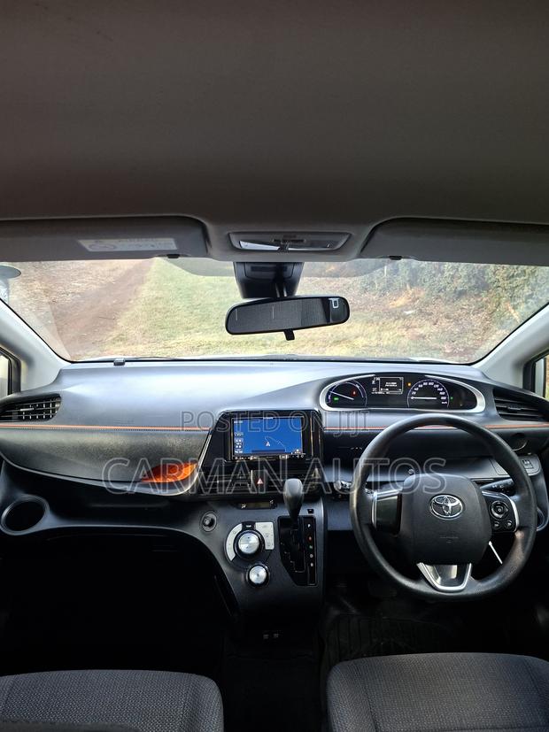 Toyota Sienta 1.5 Hybrid FWD 2019 Silver
