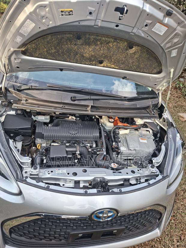 Toyota Sienta 1.5 Hybrid FWD 2019 Silver