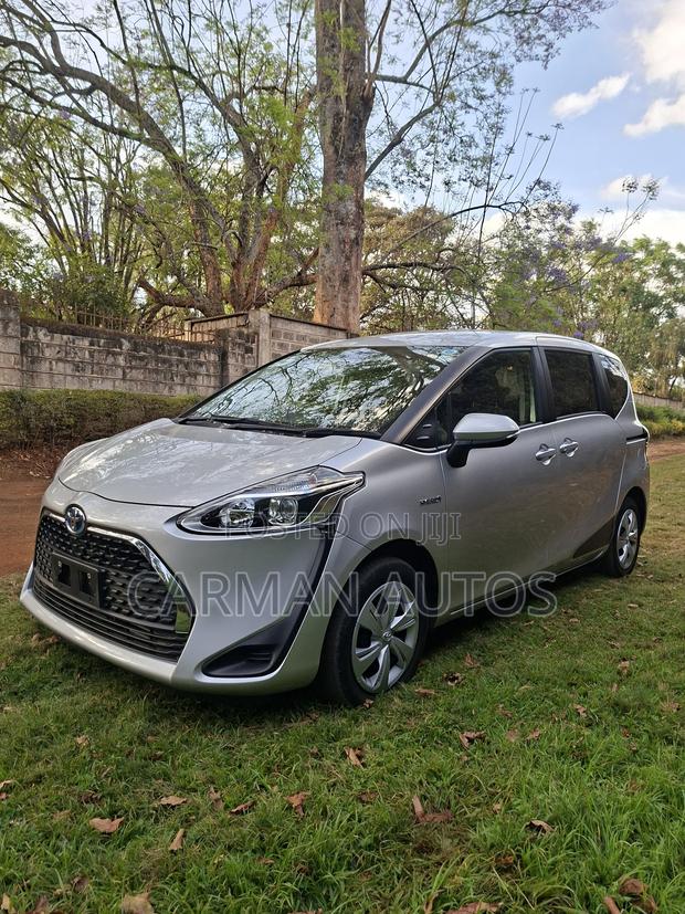 Toyota Sienta 1.5 Hybrid FWD 2019 Silver