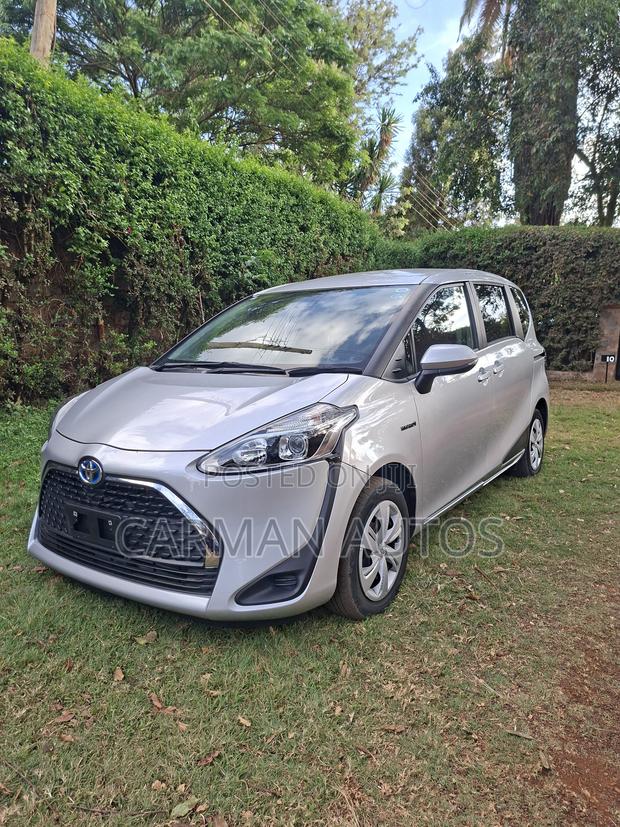 Toyota Sienta 1.5 Hybrid FWD 2019 Silver