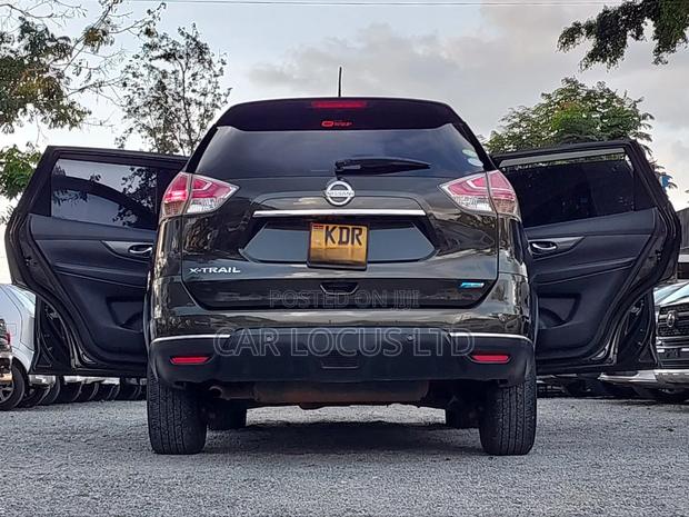 Nissan X-Trail 2.0 Petrol AWD 2017 Green